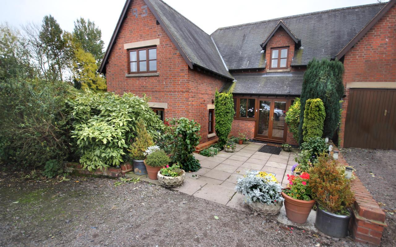 Castle Farmhouse Bed And Breakfast Glenfield Exterior photo